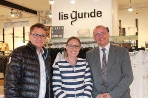 En synligt glad Lis Gunde behøver nu ikke at frygte for politianmeldelse når hun holder åbent i sin butik under Klassisk Køredag i Storgade. 