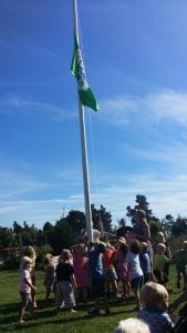Friluftsrådets grønne flag blev hejst med hjælp fra både børn og voksne. 