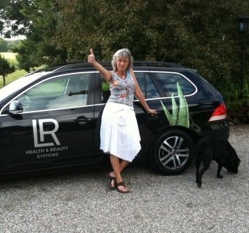 Jannie Bak med LR-bil og labrador