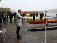 af borgmesteren som døber båden samt vores ungdomsroere ved den nye båd.