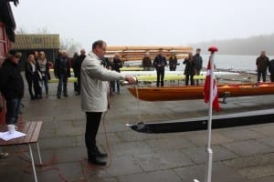 af borgmesteren som døber båden samt vores ungdomsroere ved den nye båd.