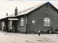 Pakhuset ved Sorø Bystation, der lå ud til Rådhusvej mellem Rådhuset og Busholdepladsen, 1963
