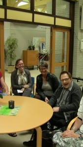 ( FOTO 4 – tekst ” Her et øjebliksbillede fra rundbordsseancen med Brian – fra venstre Eva Sell, Malene Topp og Benny Kjær. 