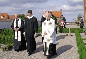 Præster på vej til kransenedlæggelse på Laurits Christensens grav efter den økumeniske gudstjeneste i kirken 14. september 2013.
