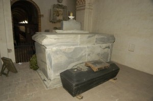 Her hviler Pauline Sehested i sin sorte kiste bag Holbergs store sarkofag