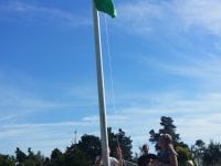 Friluftsrådets grønne flag blev hejst med hjælp fra både børn og voksne.