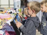 Loppeboden havde mange gode varer til spotpris. Her har Valdemar fundet sig en mixerpult.