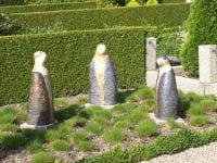 De tre nye kunstværker på Fjenneslev Kirkegård. Foto: Kirsten Jensen