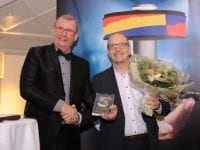 Borgmester Gert Jørgensen overrækker direktør for ASTRA, Mikkel Bohm, fyrtårnsprisen. Foto: Sorø Kommune.