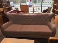 Kom og gør et godt køb hos Røde Kors Møbelbutik på Industrivej 7, hvor du blandt andet kan finde denne sofa fra Sofakompagniet. Foto: Røde Kors Møbelbutik