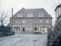 Her ses huset med tre butikker, som det så ud ca 1961. Foto: Jørgen Mogensen, arkivleder.