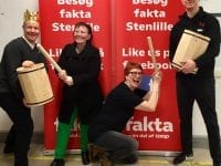 På billedet ses fra venstre, Frank Pedersen fra Faktas venner, Malene Topp og Lotte Krogh begge fra SHHB og yderst til højre Andreas Lohmann fra FAKTA i Stenlille. Foto: SHHB.