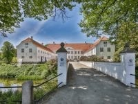 Kom og hør godsejer Birgitte Dinesen fortælle om historiske hændelser, betydningsfulde personligheder, spøgelser og egne barndomsminder fra godsets storhedstid sammenholdt med nutidens beretning om, hvordan et traditionelt landbrug blev til en stor virksomhed med 70 ansatte. Foto: Kragerup Gods.