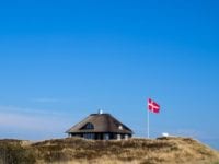 For mange vestsjællændere bliver den store udlandsferie i år skiftet ud med sommerhus, camping og hjemlig hygge i Danmark. Men det kan alligevel godt betale sig at have styr på rejseforsikringen, fortæller GF Forsikring. Foto: GF Forsikring