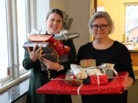 Ledelsen på Sorø Privatskole køber julegaverne til medarbejderne lokalt i Sorø. Her er det skoleleder Nanna Kofoed Øhrgaard og viceskoleleder Lene Topshøj med et udsnit af de mange pakker. Pressefoto.