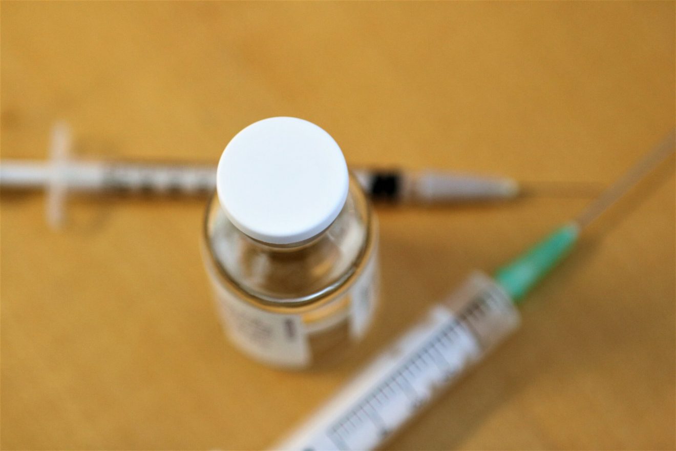 COVID-19 vaccinen fra AstraZeneca sættes på pause