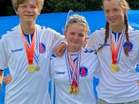 Jonas Lindegaard, Mejse Nielsen og Sofie Steffensen vinder DM for de unge og bliver årgangs mestre 2021. Pressefoto.