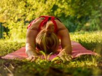 Yoga i museumsgården. Foto: Pixabay