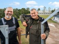 Brødreparrets store smil kommer af mottoet "Det er sjovt at have det sjovt - det kedeligt at kede sig." Foto: EDC Landbrug Poul Erik Bech